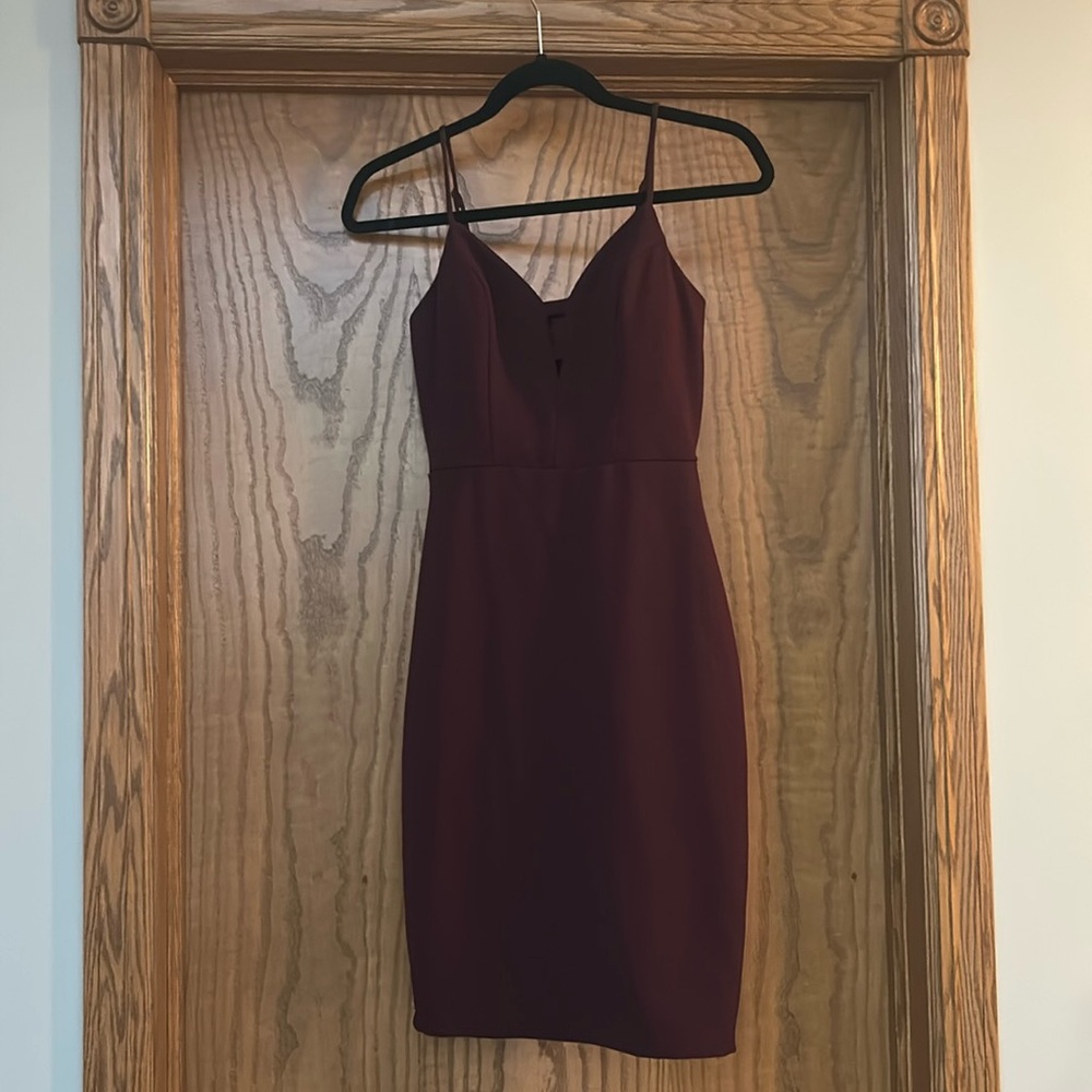 SNOWCOMING SEASON! 
B.Darlin Jrs spaghetti strap sweetheart fitted, burgundy 5/6